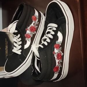 Vaans Sk8 Mid Reissue Rose Thorns Size 4